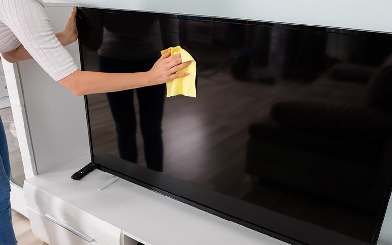 Cách vệ sinh màn hình tivi đúng tiêu chuẩn, dễ thực hiện